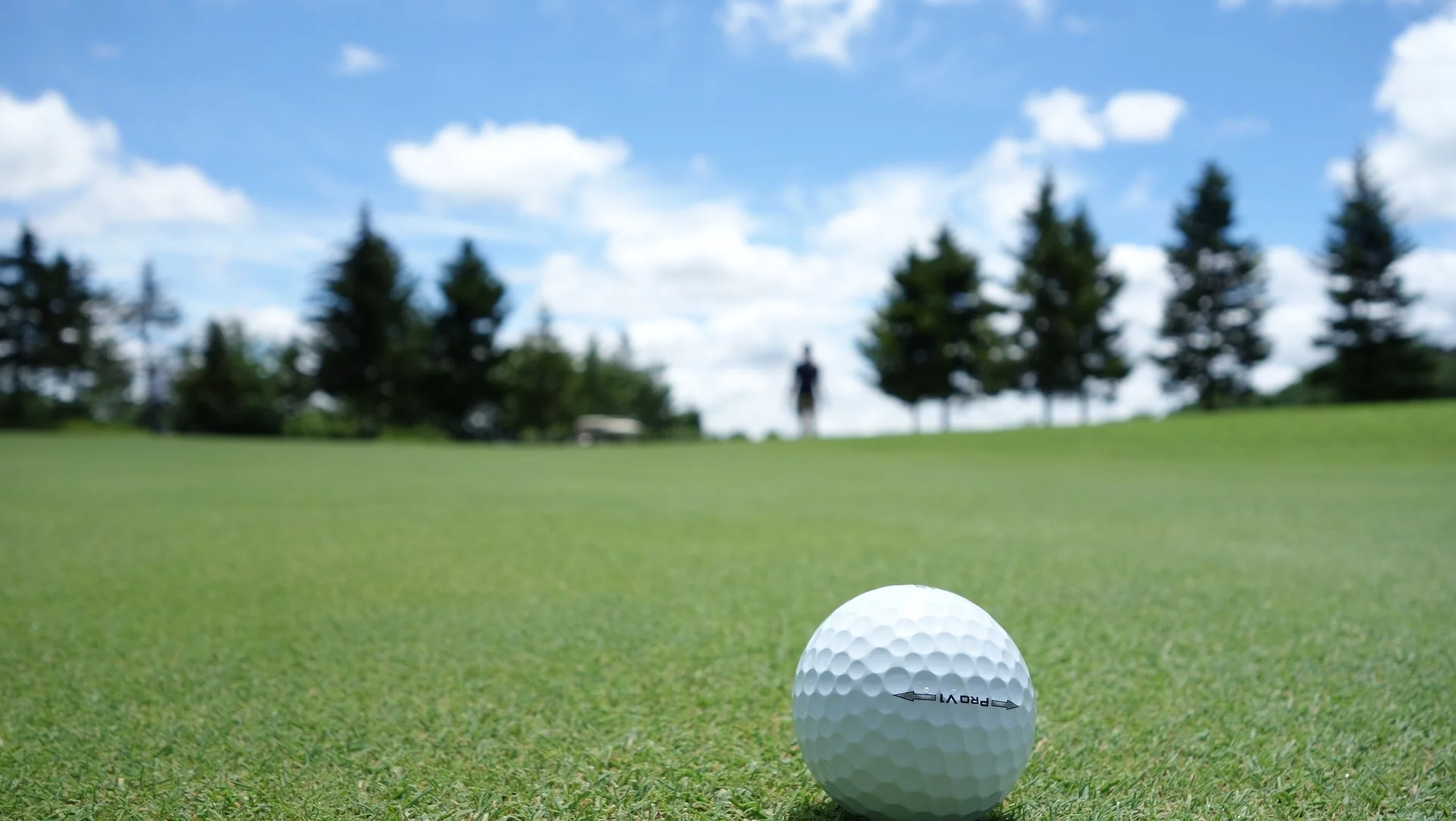 bola de golf y golfista