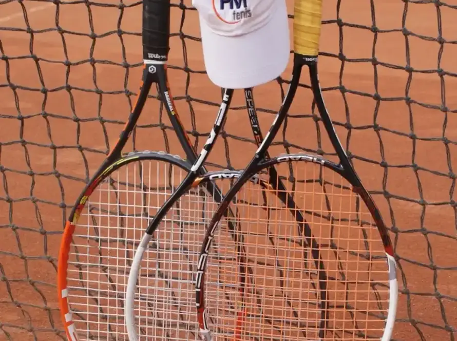 detalle de raquetas y gorra pro pm tenis