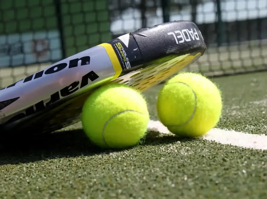pala de pádel y pelotas