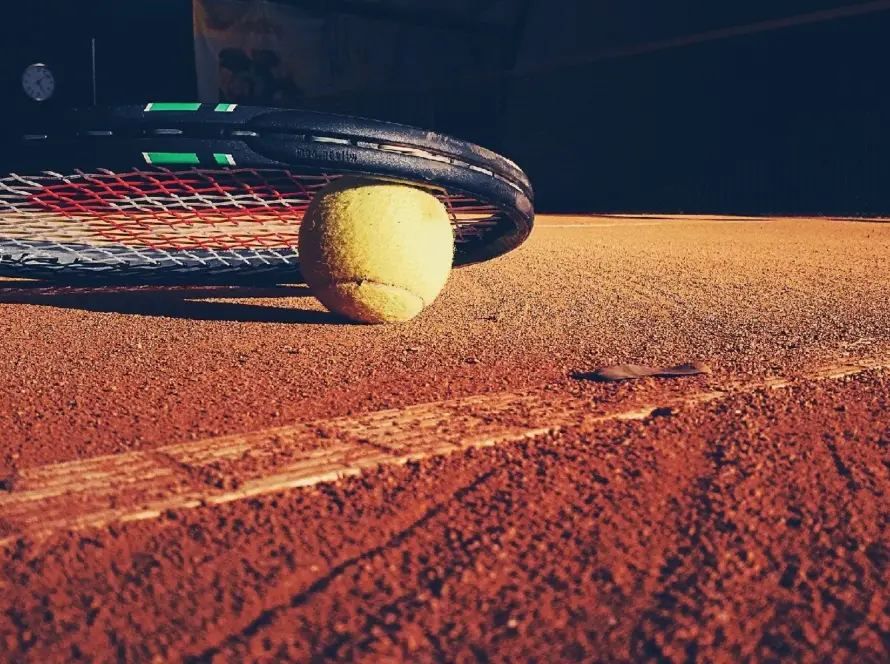 Primer plano de raqueta de tenis y bola