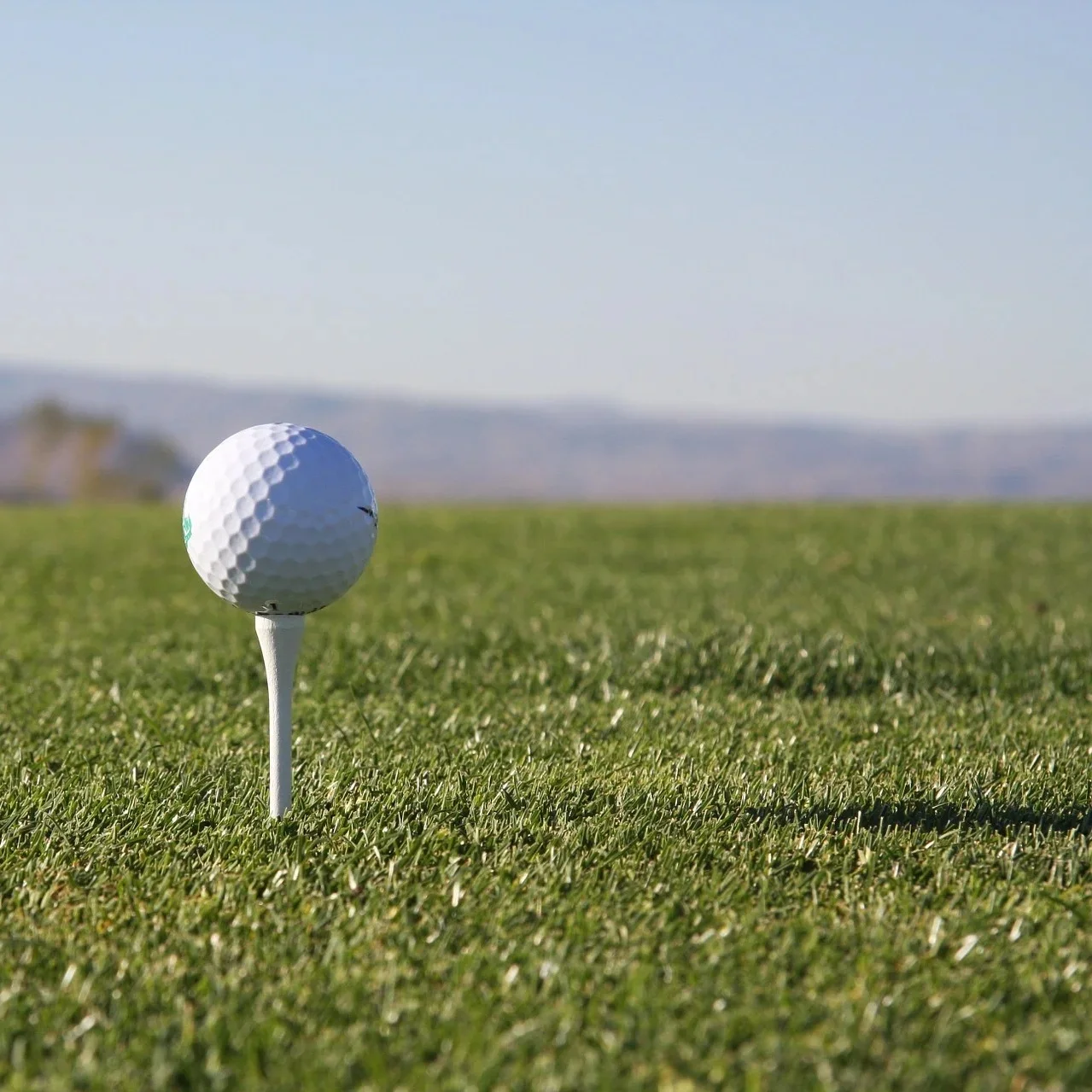 primer plano de pelota de golf sobre campo abierto