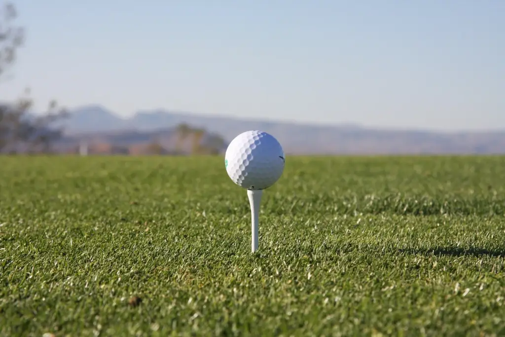 imagen de bola de golf sobre campo abierto