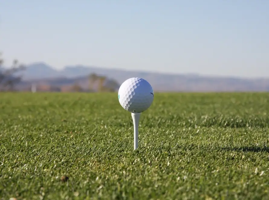 imagen de bola de golf sobre campo abierto
